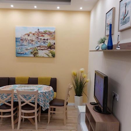 Апартамент Pink & Blue - 2Bdr With Balcony - Wi-Fi Varna Bagian luar foto