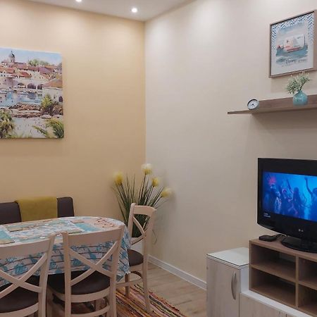 Апартамент Pink & Blue - 2Bdr With Balcony - Wi-Fi Varna Bagian luar foto