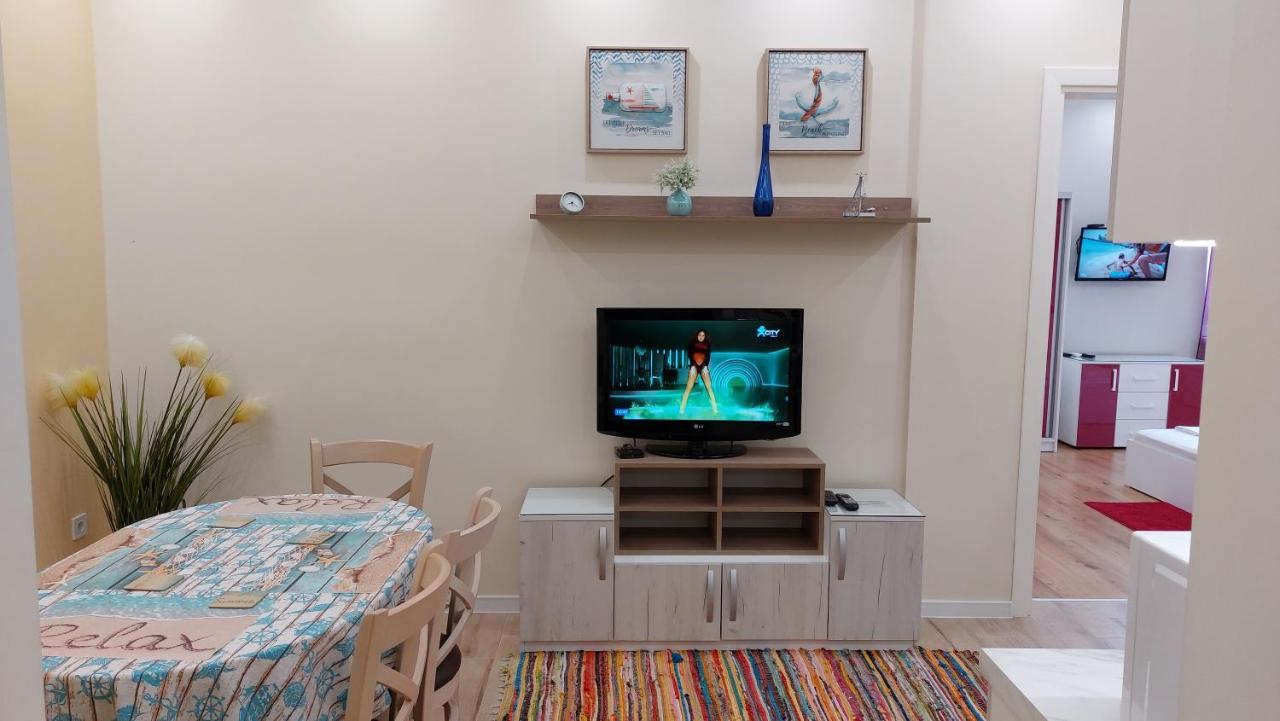Апартамент Pink & Blue - 2Bdr With Balcony - Wi-Fi Varna Bagian luar foto