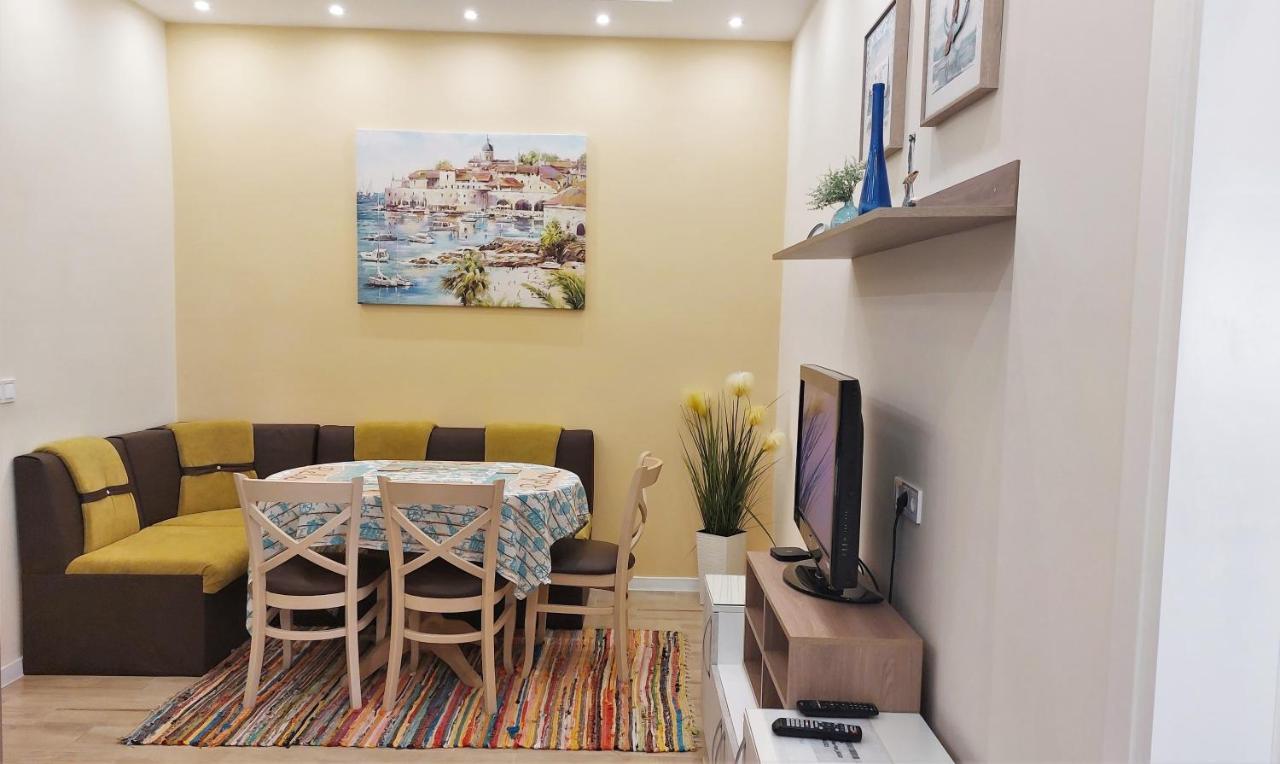 Апартамент Pink & Blue - 2Bdr With Balcony - Wi-Fi Varna Bagian luar foto