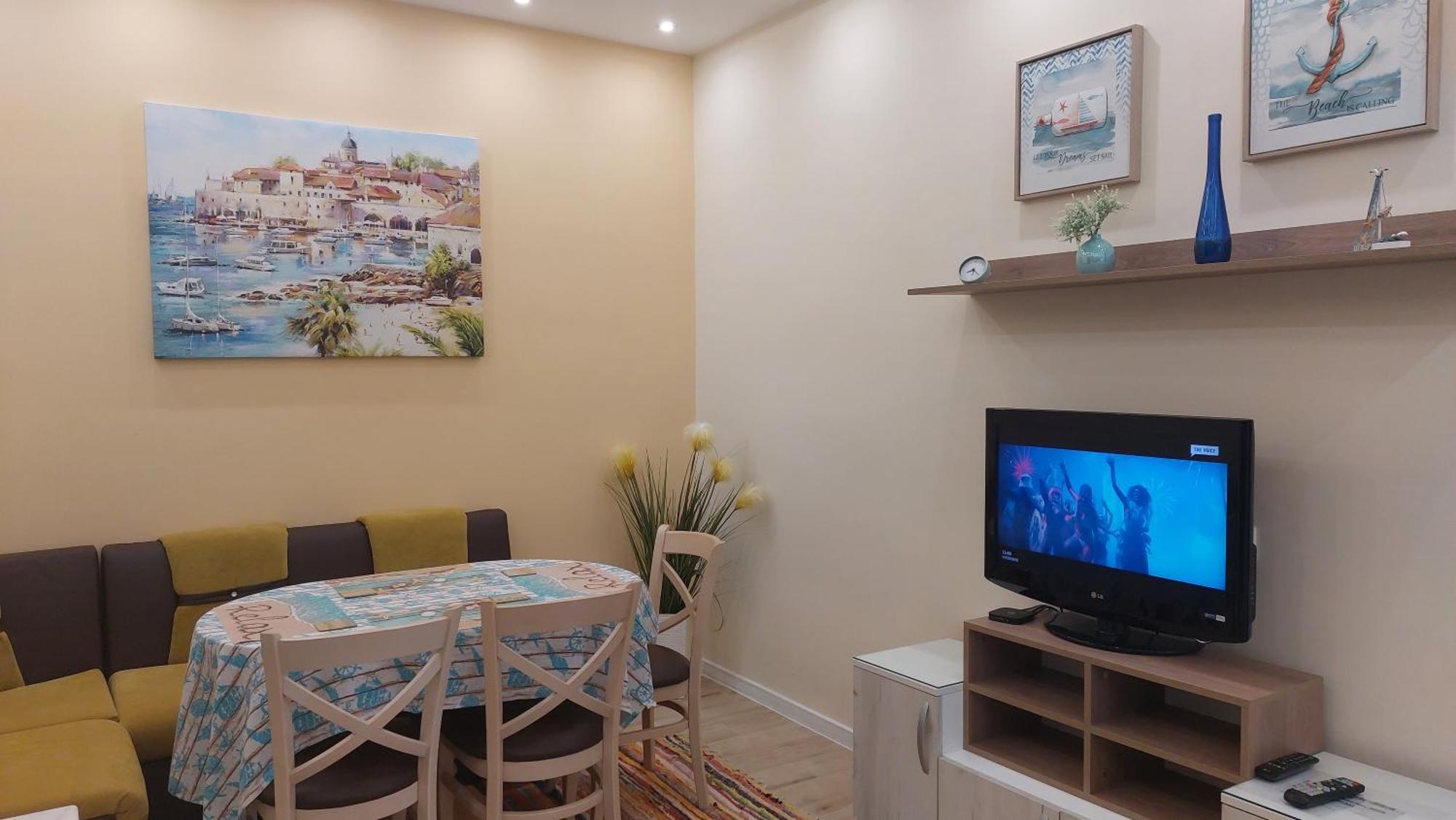 Апартамент Pink & Blue - 2Bdr With Balcony - Wi-Fi Varna Bagian luar foto